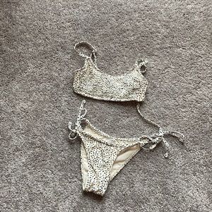 Xhiliration Junior size 00 Dalmatian bikini top and bottoms euc
